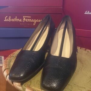 SALVATORE FERRAGAMO Luigia Nero Calf Liz. Prt. Black leather pumps Size 9